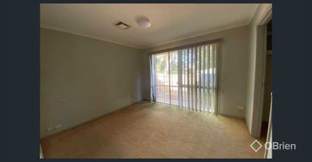 Spacious 3 Bedroom Family Home With Inground Pool!! - Photo 3