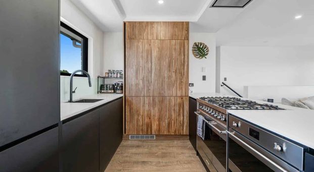 Newly Renovated Family Home - Photo 1