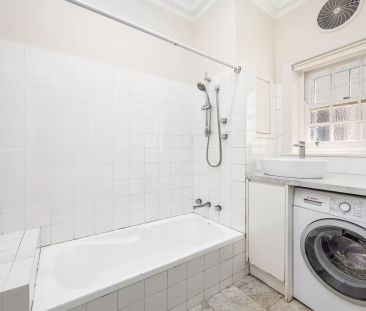 SPACIOUS 3 BEDROOM APARTMENT IN THE PRIME LOCATION - Photo 6