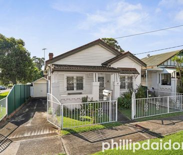 CHARMING FAMILY HOME - Photo 4