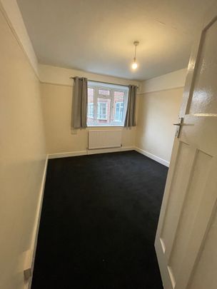 3 Bed Flat, Holmbury Court, SW17 - Photo 1