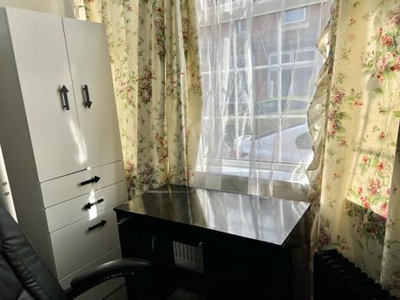 Studio Flat, Banff Road, M14 - Photo 5