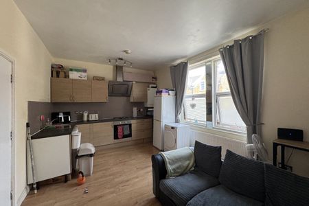 Garratt Lane, LONDON - Photo 3