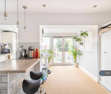 4 bedroom end of terrace house to rent - Photo 1