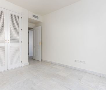 Apartment in San Pedro de Alcántara, Costa del Sol - Photo 3