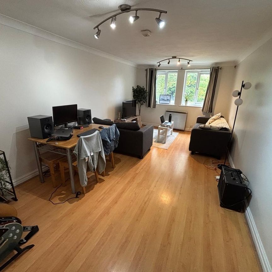 2 Bed Flat, Broomfield Lodge, LS6 - Photo 1