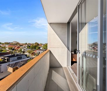 Spacious and modern north facing apartment with stunning city views - Photo 5
