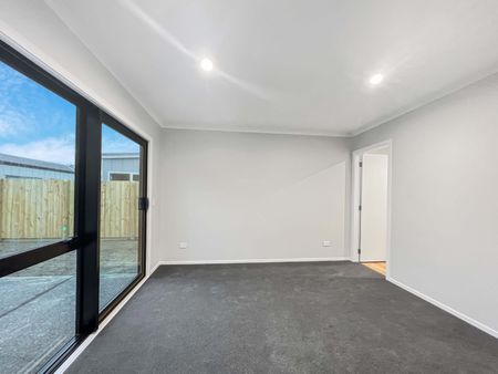 Modern home in Paraparaumu - Photo 3