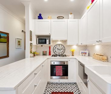 Modern 1 Bedroom Apartment with Secure Parking in a Convenient Wate... - Photo 6