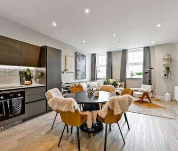 A stylish and fully-furnished two bedroom apartment with car parkin... - Photo 2