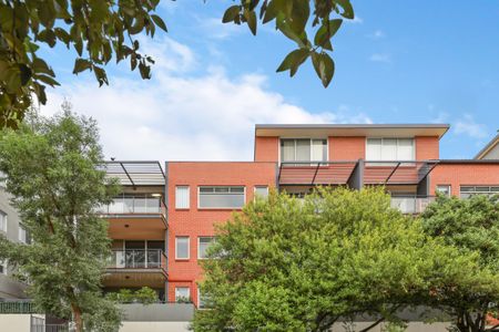Bright and Airy Three Bedroom Apartment with Secure Parking - Photo 2