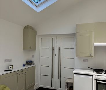 1 Bed Bungalow, Roxeth Green Avenue, HA2 - Photo 2