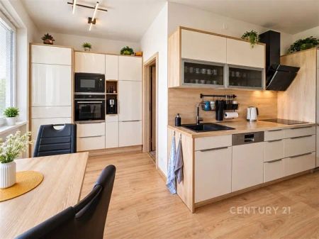Útulný a zařízený byt 3+1 s balkonem a výhledem na panoramu ve vyhledávané lokalitě Příluky, Zlín, ulice Přílucká 4116, ihned k pronájmu. - Fotografie 4