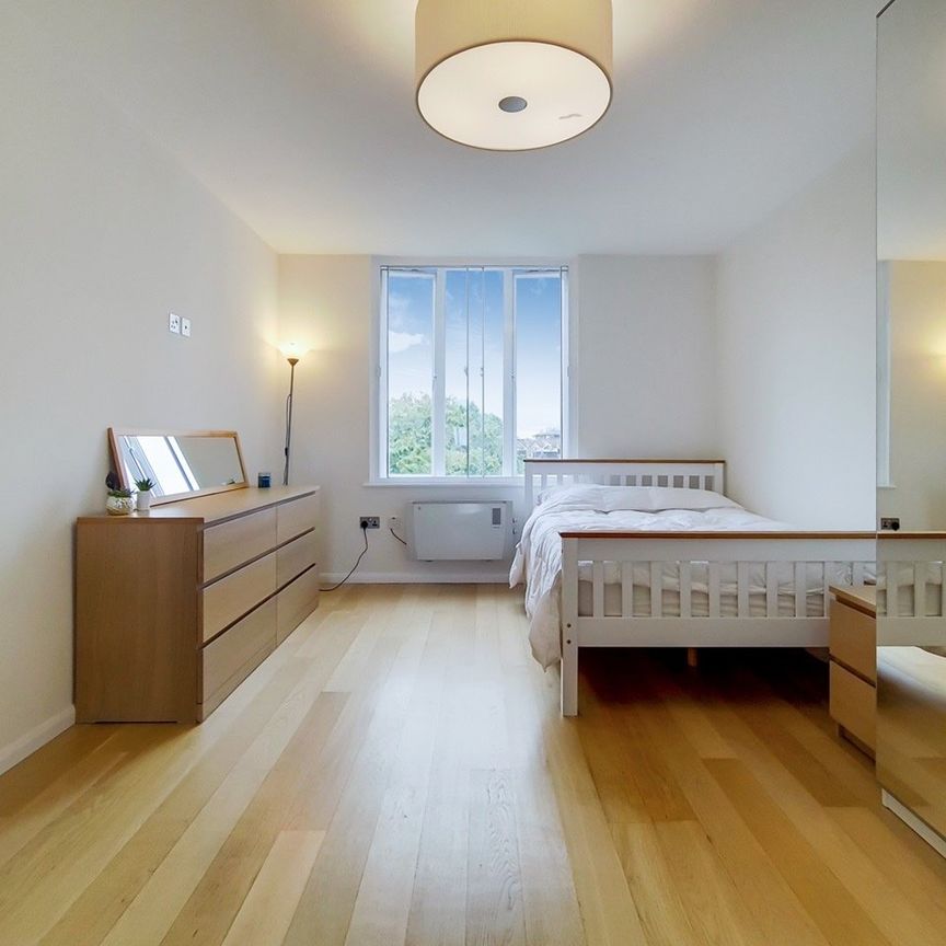 Studio Flat, Ears Court Road, W8 - Photo 1