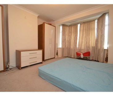 4 Bed Flat, Eastern Avenue, IG4 - Photo 3