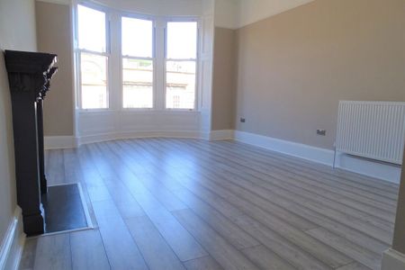 2 Bed Flat - Photo 2