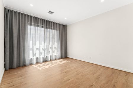 Elegance Meets Functionality in Redstone Estate - Photo 4