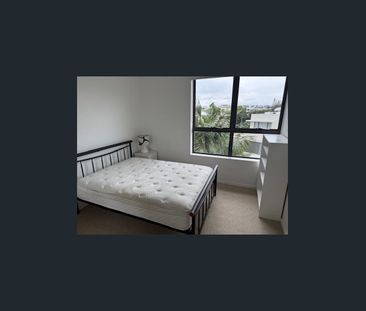 STUNNING 3x Bedroom Apartment Fully Furnished Top Floor with full lake views $1300pw+water - Photo 3