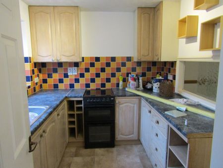 3 bed Terraced - To Let - Photo 5