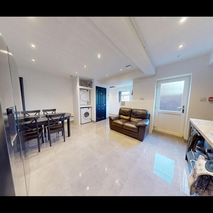 5 bedroom semi-detached house to rent - Photo 1