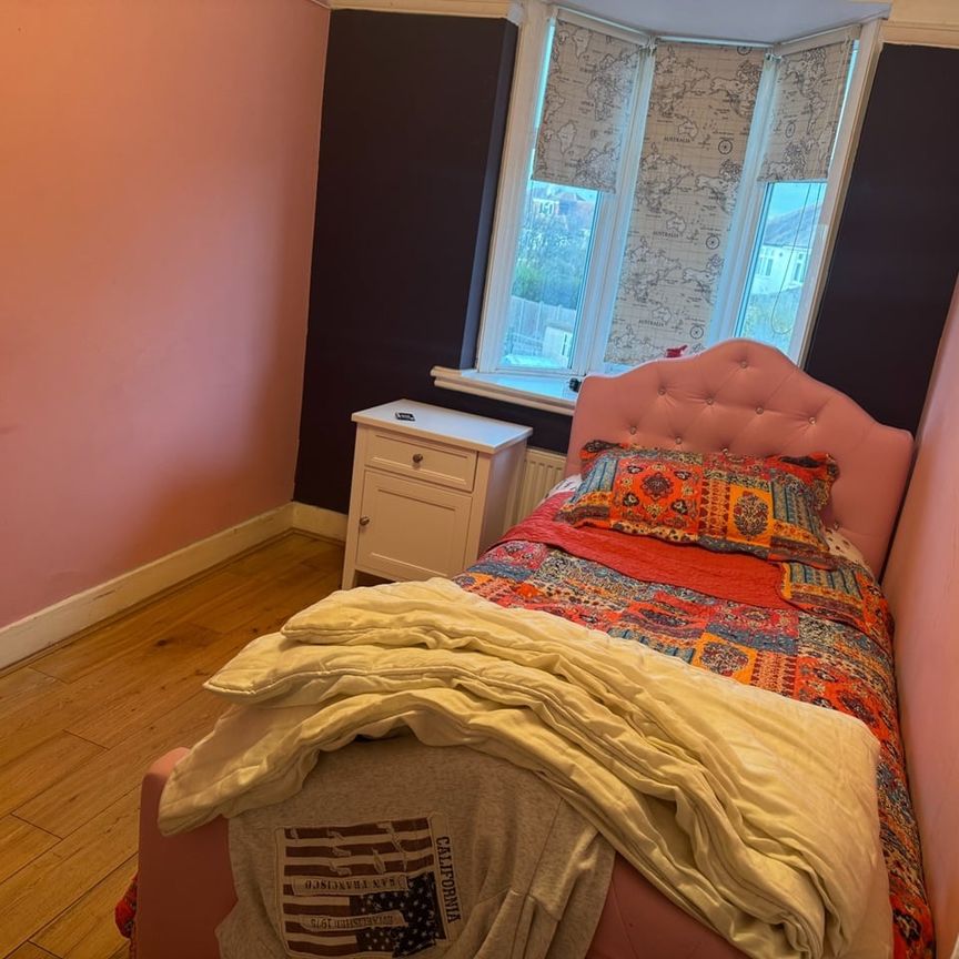 1 Bed Detached House, Clarendon Gardens, HA9 - Photo 2