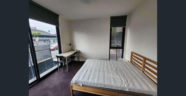 2bedroom& 1bath apartment with garage and yard next to University of Melbourne - Photo 1