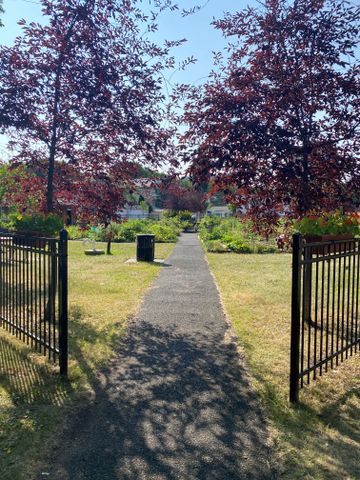 Hearth Manor - Photo 2