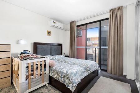 Modern Two-Storey Apartment in Liverpool CBD - Photo 2