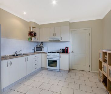 Spacious, Modern Villa Close to Everything! - Photo 2