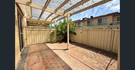 Spacious Three Bedroom Townhouse! - Photo 4