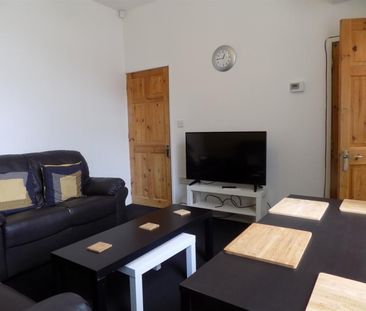 2 bedroom Flat To Let - Photo 1