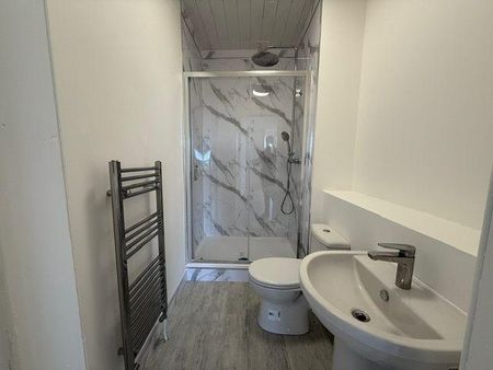 3 bedroom flat to rent - Photo 2