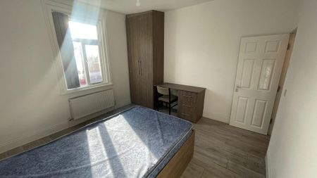 3 bedroom semi-detached house to rent - Photo 3