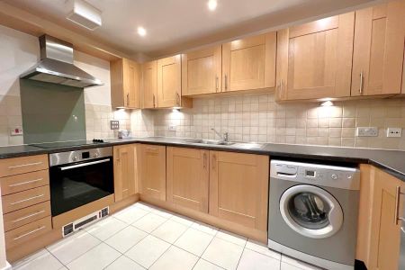 Abingdon Court, Woking, Surrey, GU22 - Photo 5