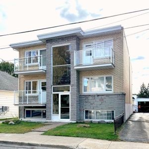 4 1/2 -LAVAL - 5 mn Métro CARTIER - Haut de Triplex - Photo 2