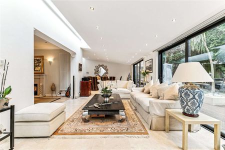 SHORT LET: A fantastic house offering fabulous lateral space and off-street parking. - Photo 2