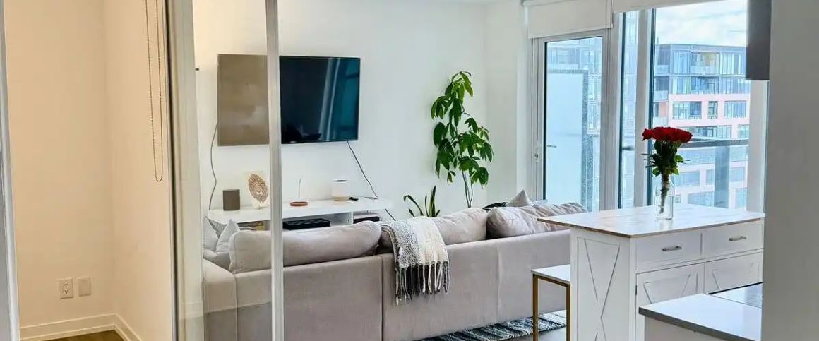 Fully Furnished King West Condo — Flexible Lease, Move-In Ready — 1 Bedroom+ Den Condo Unit - Photo 1