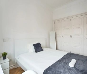 Room in a shared 9-bedroom apartment for rent in Lisbon, professionals only and smoking not allowed. - Photo 3