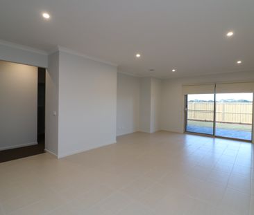 Modern family living in Armstrong Creek. - Photo 3