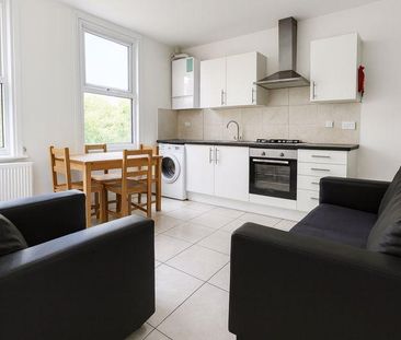 4 bedroom flat to rent - Photo 2