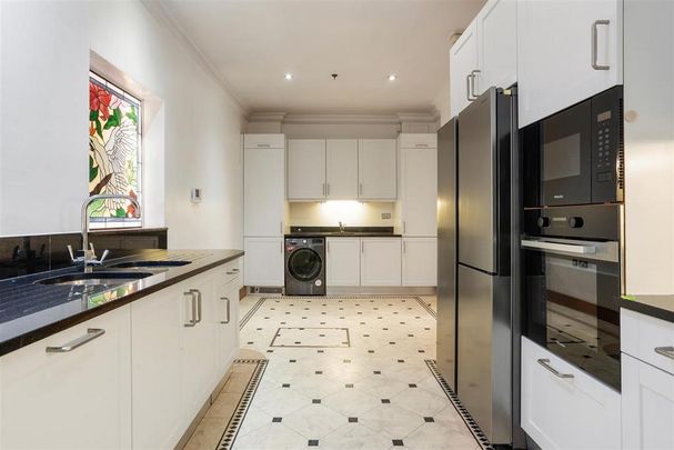 3 bedroom mews to rent - Photo 1