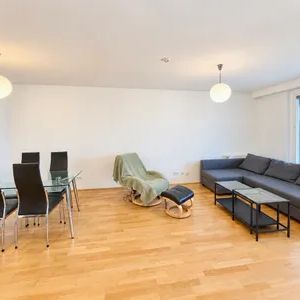 DC-LIVING: Moderne vollmöblierte 2-Zimmer-Wohnung mit Loggia mit Kahlenbergblick, sowie Fitness und Sauna im Haus. Direkt vor UNO-City | ab sofort - Photo 2