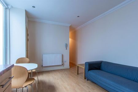 2 bedroom flat to rent - Photo 2