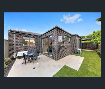 Modern 3-Bedroom Home – Walk to Shops & Keilor Central - Photo 5