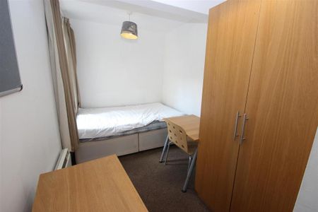 3 bedroom flat to rent - Photo 3