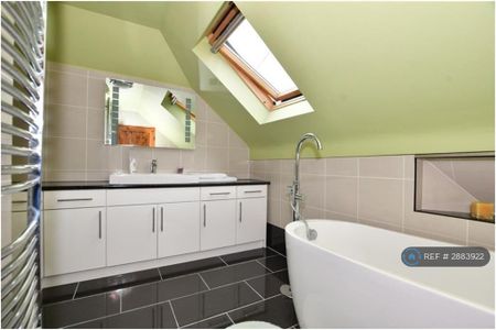 4 bedroom bungalow to rent - Photo 3