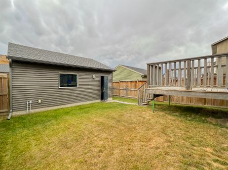 Family Living In Evanston – Steps From Schools, Parks & Shopping Double Garage - Photo 4