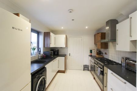 Thealby Gardens, Bessacarr, Doncaster DN4 7EQ - Photo 4