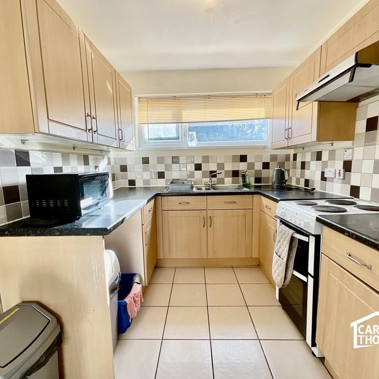 5 bedroom end of terrace house to rent - Photo 1