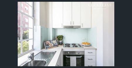 Spacious Art Deco Apartment | Prime Location - Photo 3